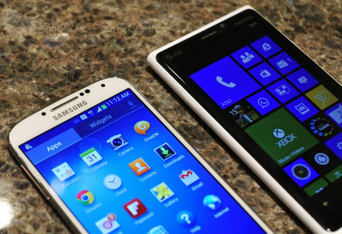 Lumia 920 vs Galaxy S4 Front