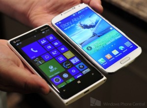 Nokia Lumia 920 Galaxy s4 hands