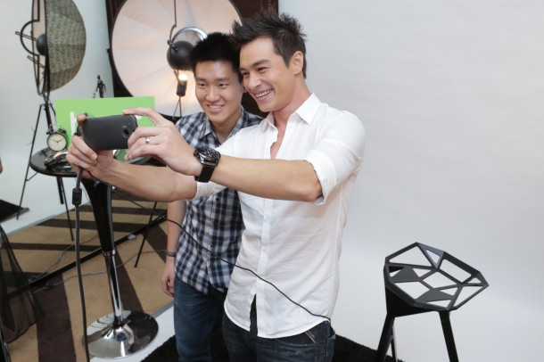 ปีเตอร์ คอร์ป ไดเรนดัล และ HTC One E8 ร่วมถ่ายselfie กับสื่อมวลชน