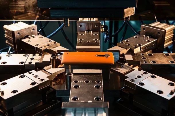 lg-g4-leather-back-production-press
