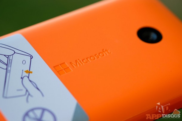 โลโก้ Microsoft ที่แกะลงไปในเนื้อฝาหลังเลย