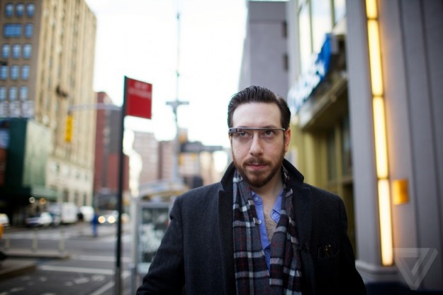 <!--:TH-->Google Glass จะสามารถเชื่อมต่อได้กับทั้งระบบ Android และ iOS พร้อมเปิดวางจำหน่ายช่วงปลายปีนี้<!--:--> josh-topolsky-google-glass