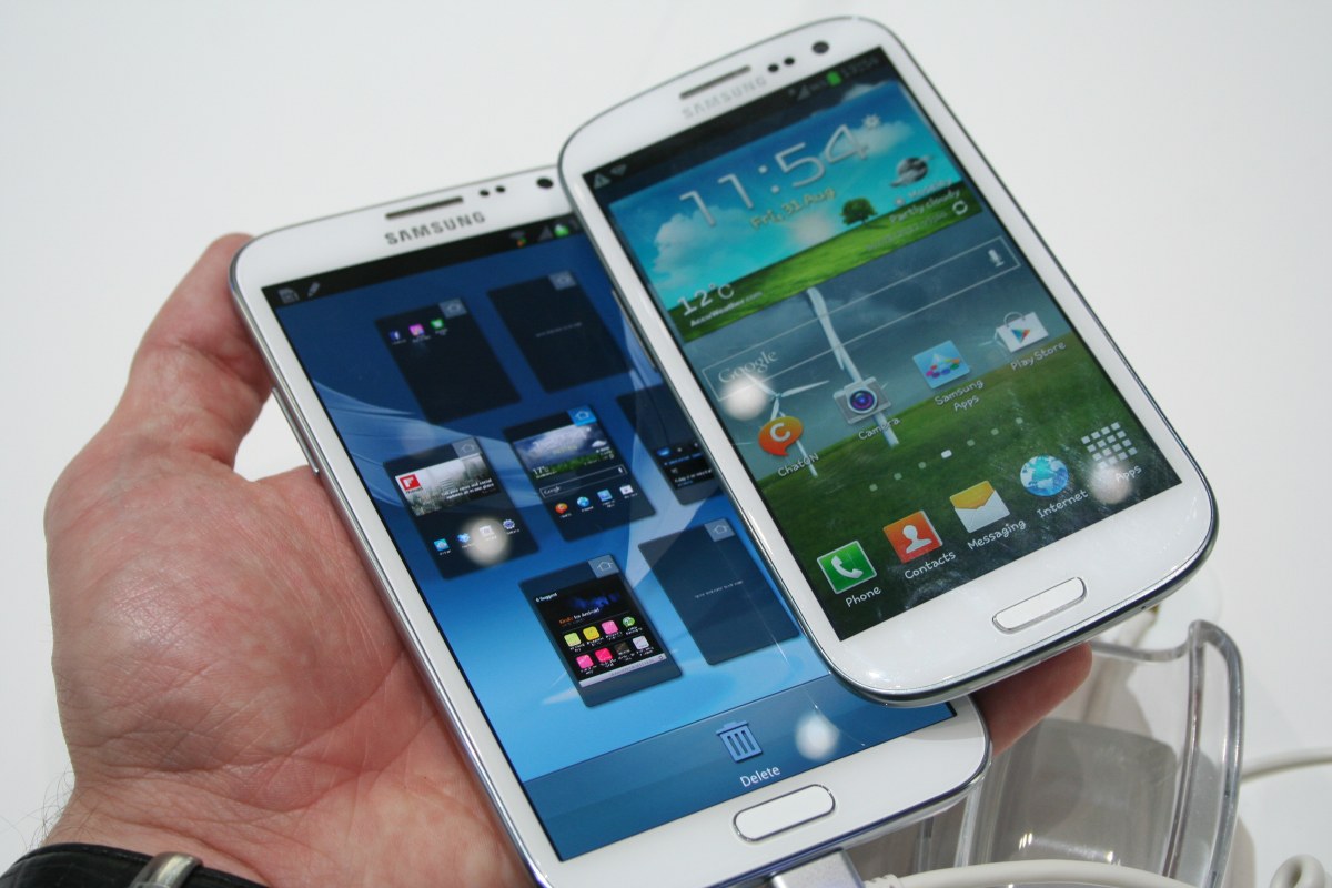 Samsung Galaxy Note 2 vs S3 1 | Galaxy s3 | <!--:TH--></noscript>!!!เอ้าชาว Galaxy S3 และ Galaxy NOTE2 จะได้เฮ ฟังชั่นของ Galaxy S4 จะไปลงให้ใช้งานกันได้ด้วย รองประธานซัมซุงฟันธง ^^