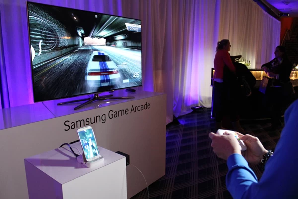 samsung galaxys4 gamepad | จอยเกม | <!--:TH--></noscript>!!!คลิปใช้งาน Samsung Game Pad อุปกรณ์เสริมของ Galaxy S4 พร้อมคำประกาศสนับสนุนของค่ายเกมอย่าง EA