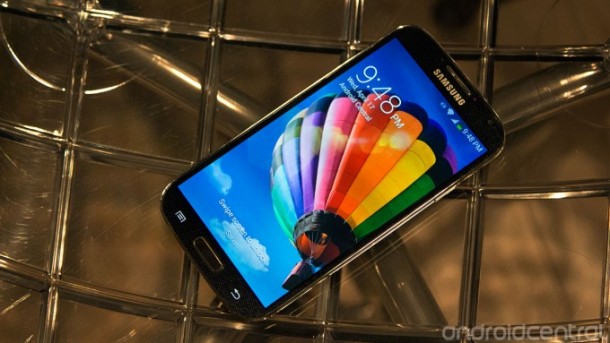 เปรียบเทียบหน้าจอแสดงผล Samsung Galaxy S4 กับจอของ HTC One, LG Nexus4 และ iPhone5