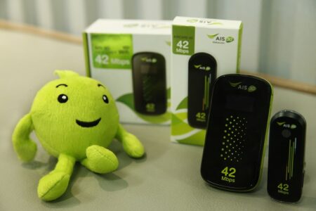 !!!Pocket Wifi ตัวแชร์สัญญาณ 3G ผ่าน Wi-Fi ความเร็ว 42 Mbps. แถมแชร์พร้อมกันได้ 10 เครื่อง AIS ส่งของเล่นสุดเจ๋งเข้าตลาดเจ้าแรก