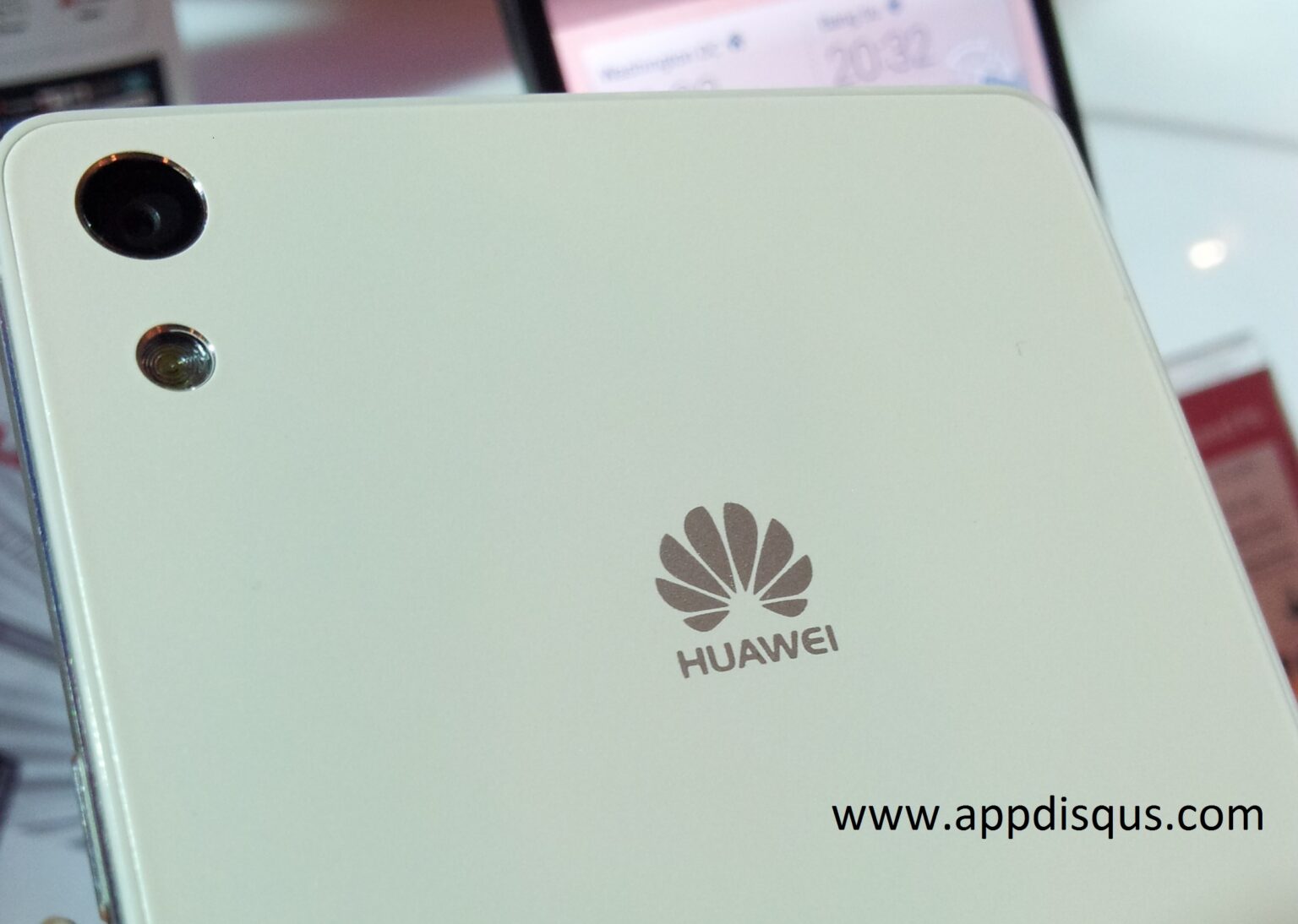preview HUAWEI Ascend P6 ลูกครึ่งระหว่างiphone กับ xperia z