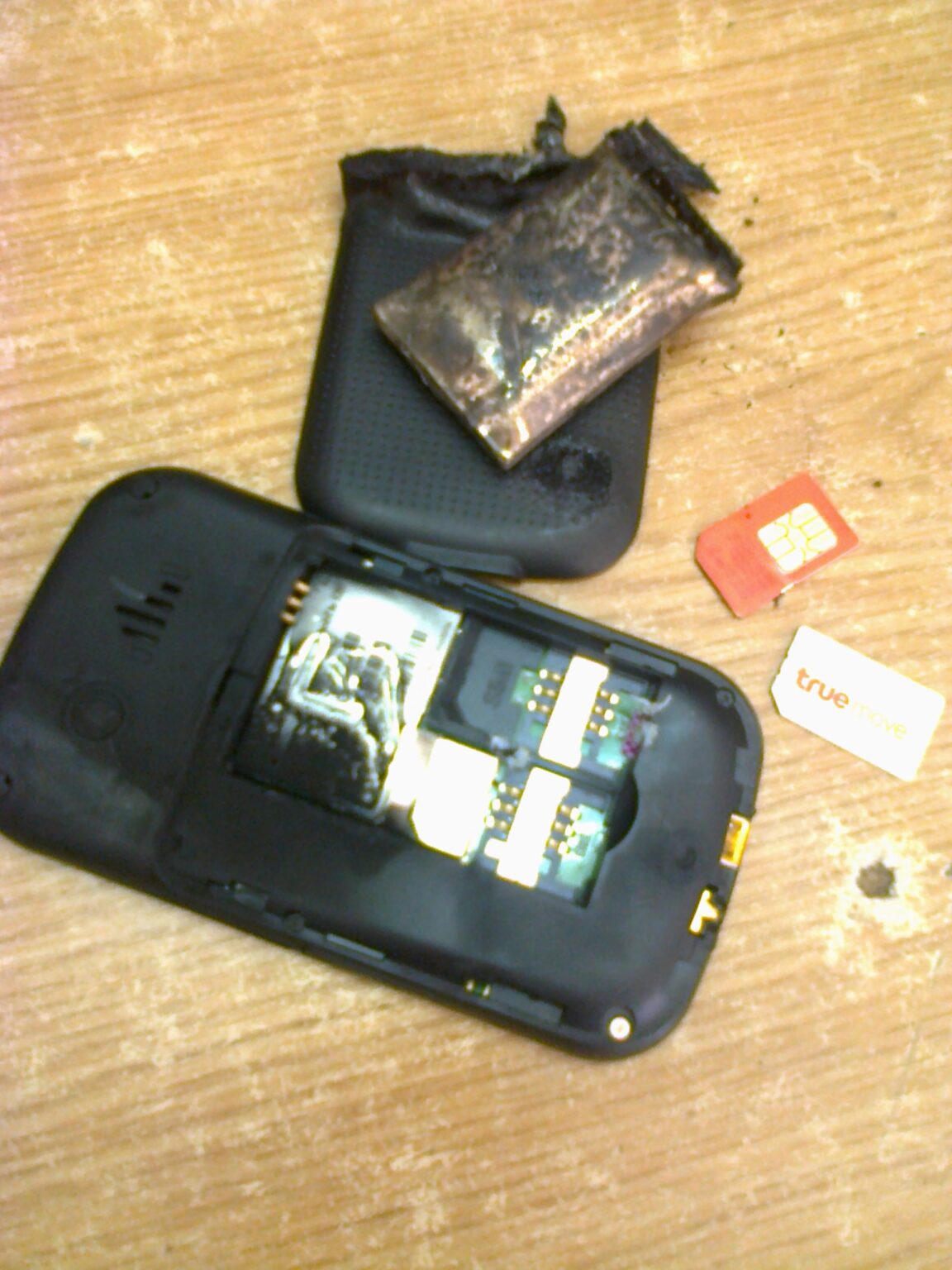 ตามกระแส: i-mobile ไฟไหม้!! ขณะกำลังชาร์จแบตเตอรี่ โชคดีเจ้าของเครื่องอยู่ใกล้ หวิดไฟไหม้บ้าน