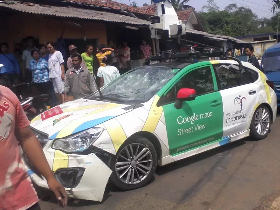 <!--:TH-->งามหน้า!! รถ Google Street View ทำเสีย ชนแล้วหนีกลางถนนในประเทศอินโดนิเซีย!!!<!--:--> 1 Google Street View Car Accident