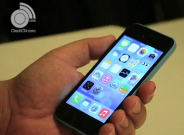 blueiPhone5C | <!--:TH-->หลุดก่อนหนึ่งวัน! วีดีโอการใช้งานเครื่อง iPhone 5C สีฟ้าตัวเป็นๆ พร้อมรันระบบ iOS7 <!--:-->
