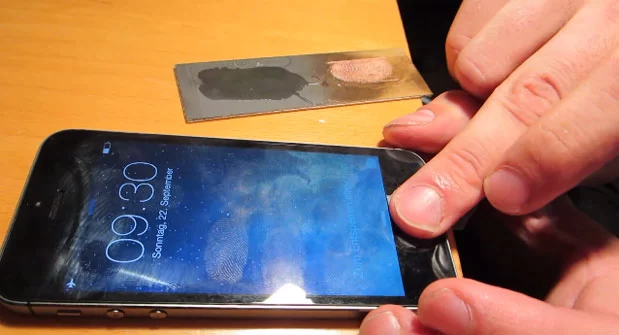 <!--:TH-->ไม่ใช่เรื่องขำ!! ระบบ Touch ID ของ iPhone 5s โดนเจาะเข้าได้ด้วยภาพถ่ายลายนิ้วมือบนผิวกระจก <!--:--> 1 sfingerprinthack1 | iphone 5S | <!--:TH-->ไม่ใช่เรื่องขำ!! ระบบ Touch ID ของ iPhone 5s โดนเจาะเข้าได้ด้วยภาพถ่ายลายนิ้วมือบนผิวกระจก <!--:-->
