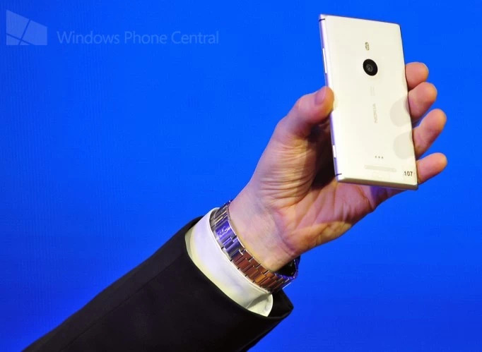 Nokia Lumia 925 Hand | Microsoft nokia deal | [ประกาศอย่างเป็นทางการ] การซื้อขายกิจการ Nokia และ Microsoft จะสิ้นสุดลงในวันที่ 25 เมษายนนี้แล้ว!! จะเกิดอะไรขึ้นหลังจากนี้