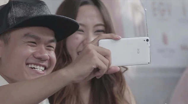 110 | i-Mobile | [คลิป] ถ้าแฟนของคุณจะติดทีวีขนาดนี้ มาใช้ I-Mobile DTV Series เถอะ