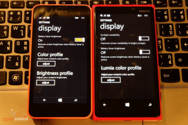 ซ้าย Lumia 630 (Lumia Cyan) ขวา Lumia 920 (Windows Phone 8.1 Developer Preview)