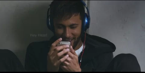 11111 | beats | iPhone และ MacBook โผล่ในใฆษณา 