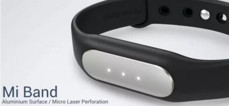 Xiaomi Mi Band เป็น fitness tracker ที่กันน้ำได้และชาร์จครั้งเดียวอยู่ได้ 30 วัน