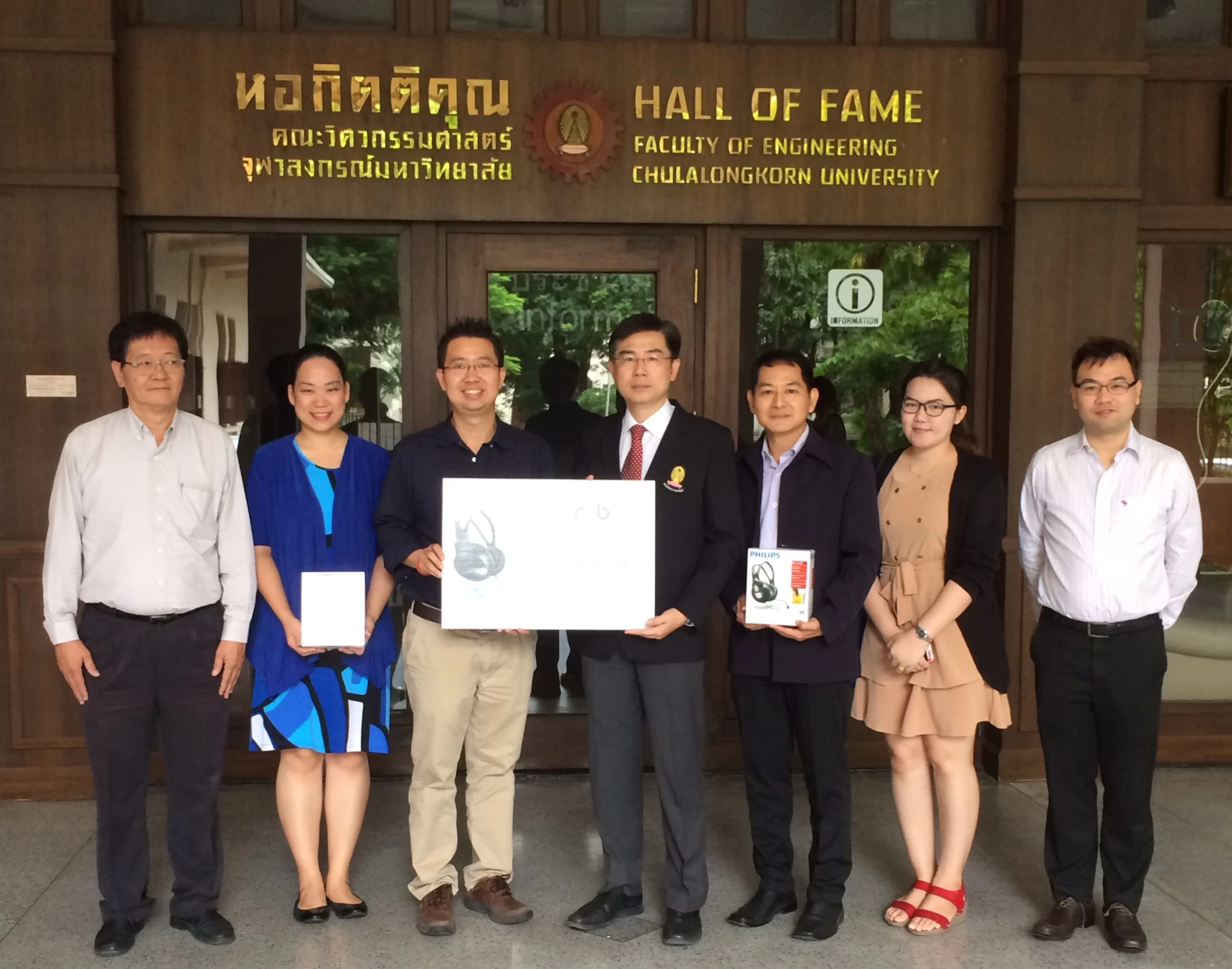 Pic RTB มอบหูฟังฟิลิปส์จำนวน 100 ตัว | Philips | PR: อาร์ทีบี เทคโนโลยี บริจาคหูฟังฟิลิปส์จำนวน 100 ตัว ให้กับห้องแล็บปฏิบัติการ จุฬาลงกรณ์มหาวิทยาลัย