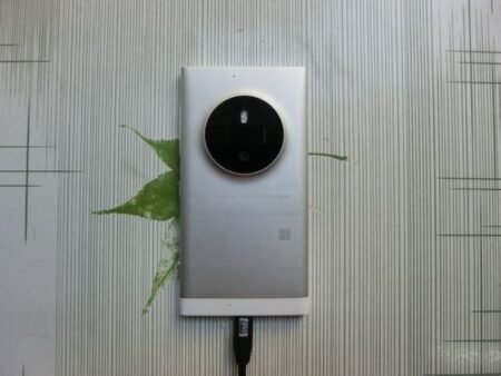 หลุดมือถือ Prototype รหัส RM-1052 คาดเป็นมือถือ Lumia 1030 ที่ถูกยกเลิกการพัฒนาไปแล้ว
