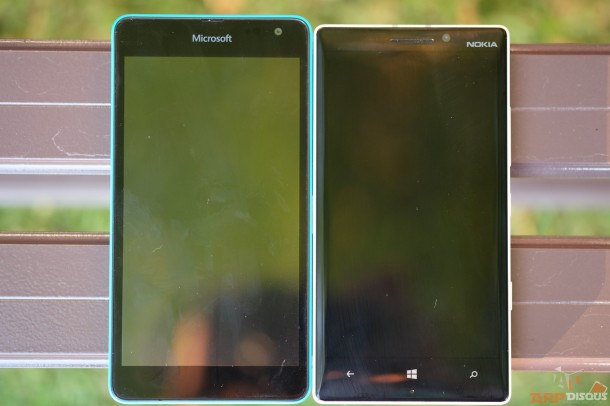 เทียบกับ Lumia 930 (ซ้าย) ที่มีหน้าจอขนาดเท่ากัน จะเห็นได้ว่า Lumia 535 มีชนาดเครื่องที่ใหญ่กว่าเล็กน้อย