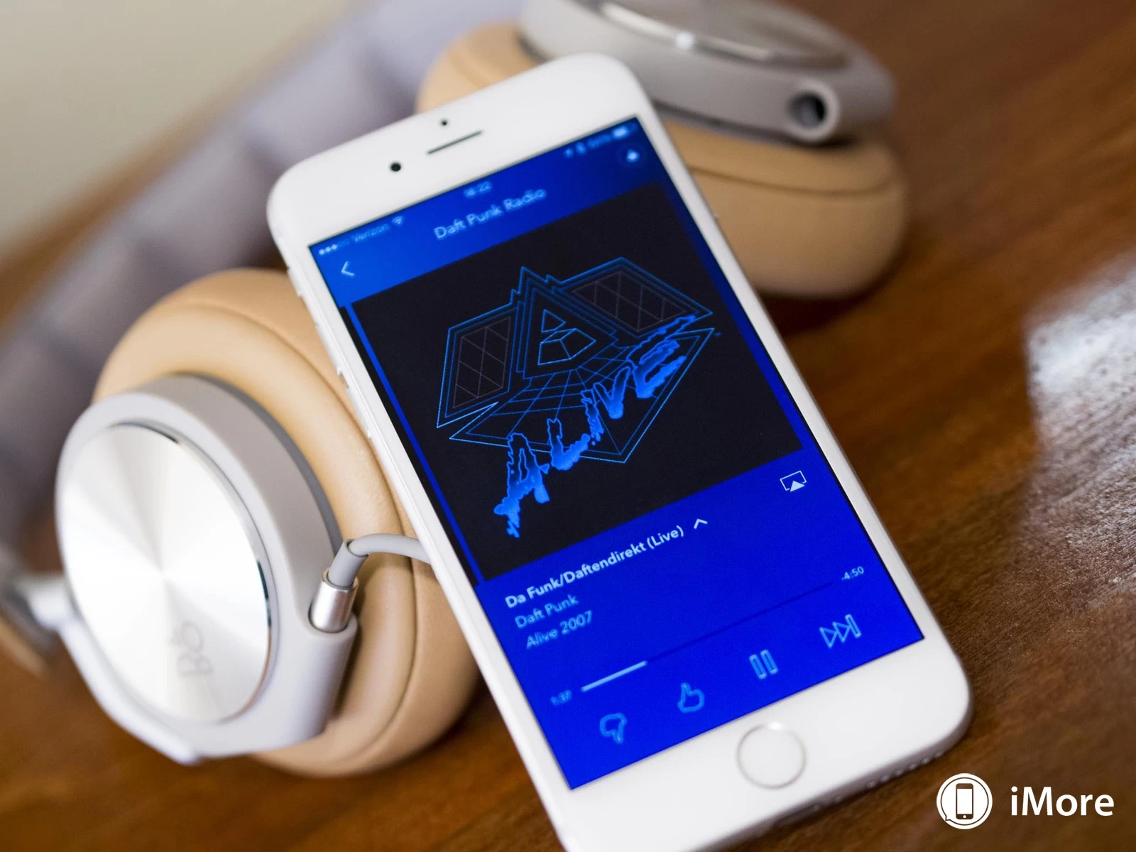 pandora 2015 redesign iphone6 hero | ios 7 | อวดโฉมใหม่ Pandora Radio มีชีวิตชีวา, สะอาดและเรียบง่ายมากยิ่งขึ้น
