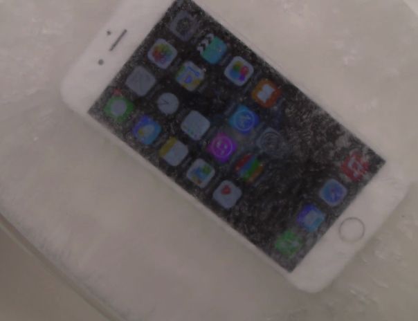 Cold | จะเกิดอะไรขึ้น เมื่อนำ iPhone 6 ไปจุ่มในอ่างน้ำแข็งแห้ง?