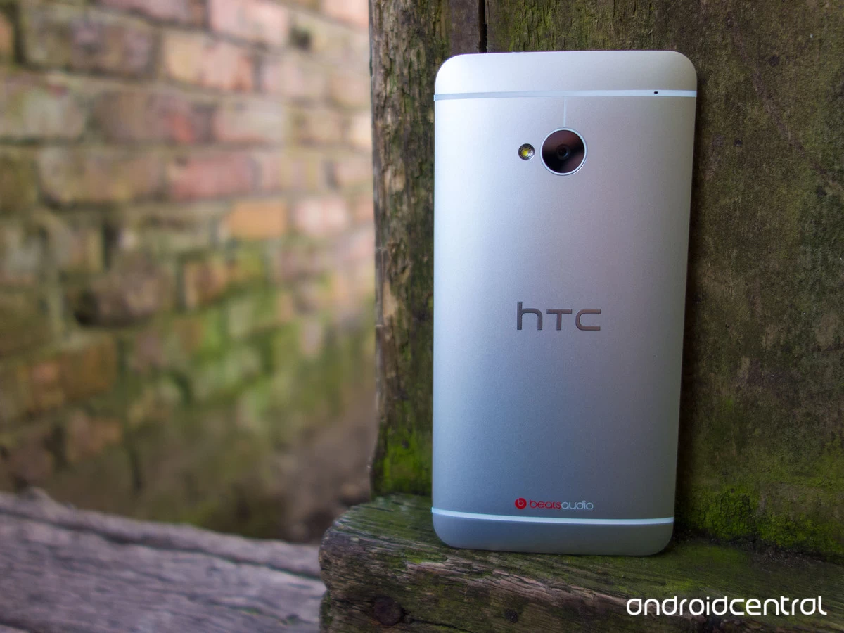 m7 back | htc one m7 | HTC One M7 เริ่มปล่อยอัพเดท Android 5.0 Lollipop ให้ผู้ใช้ในอินเดียแล้วก็ประเทศในเอเชียแล้ว