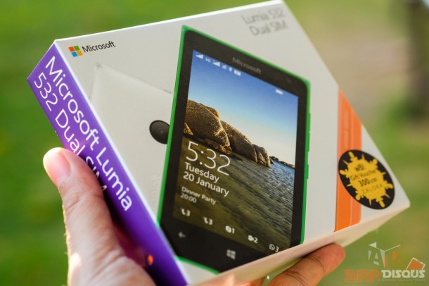 กล่องของ Lumia 532 เหมือนรุ่นก่อนหน้าทุกอย่าง