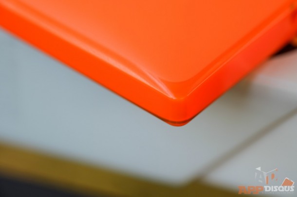 ฝาหลังของ Lumia 532 จะเป็นแบบ Dual Layer ที่ขอบนอกจะเป็นพลาสติกใสเหมือนกันทุกสี