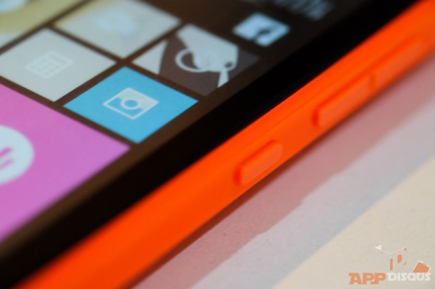 งานประกอบตัวเครื่อง Lumia 532 จะแน่นกว่า Lumia 435 เล็กน้อย แต่ก็ทำได้ดีทั้งคู่