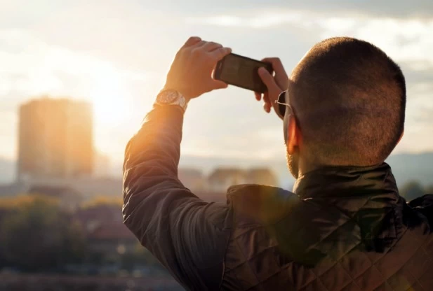 smartphone camera thinkstock 186085934 | Morning Talk | [ชวนคุยยามเช้า] รุ่นใหญ่ขายความงาม รุ่นกลางขายสเปค รุ่นเล็กขายความหรู