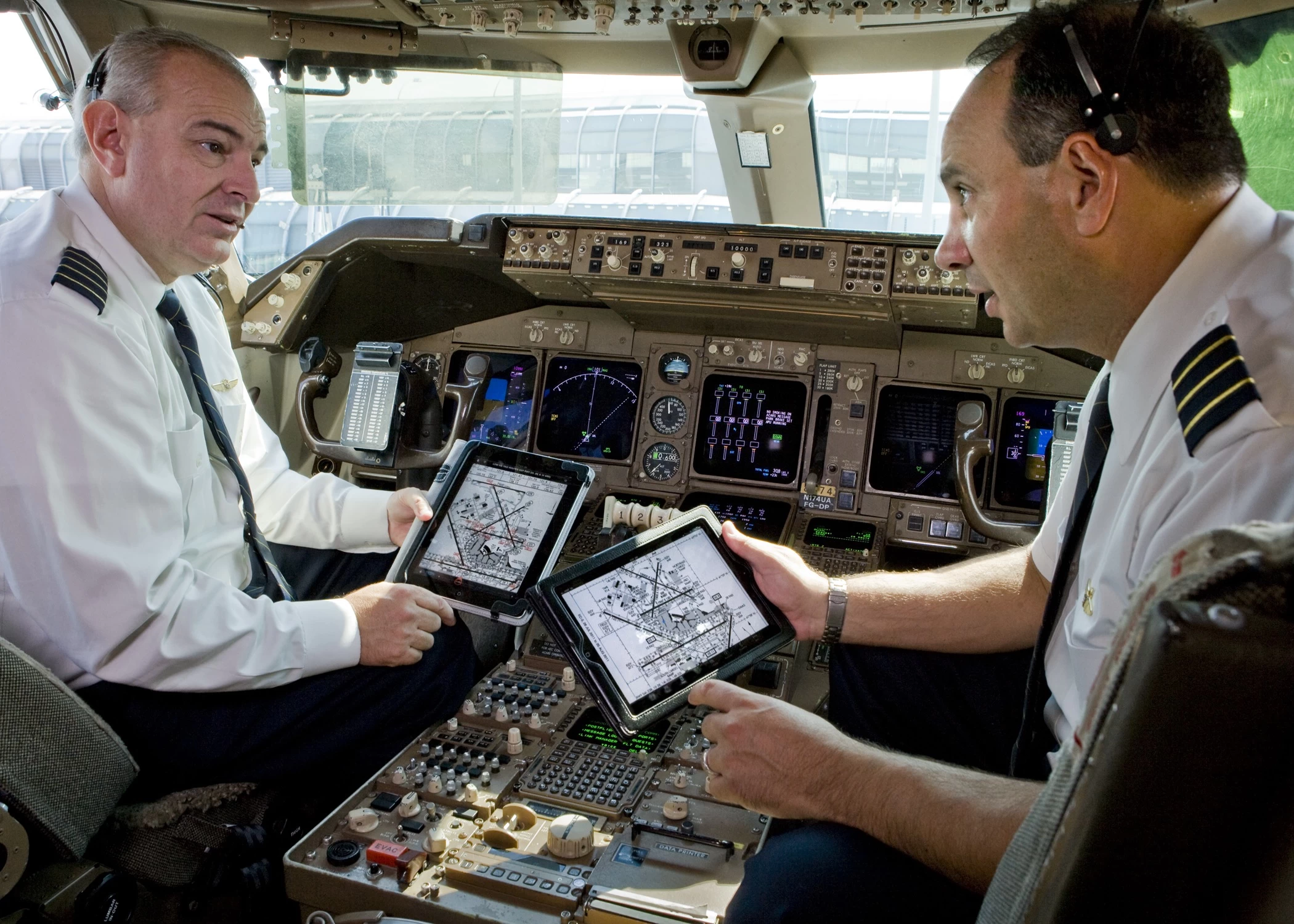 ua flightdeck4 1 | Issue | [ข่าว] ปัญหาเกิดเมื่อแอพใน iPad นักบินขัดข้องส่งผล American Airline ดีเลย์หลายเที่ยวบิน