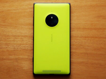 Nokia Lumia 830 ฝาหลังสีเหลือง ยังหาได้บน eBay