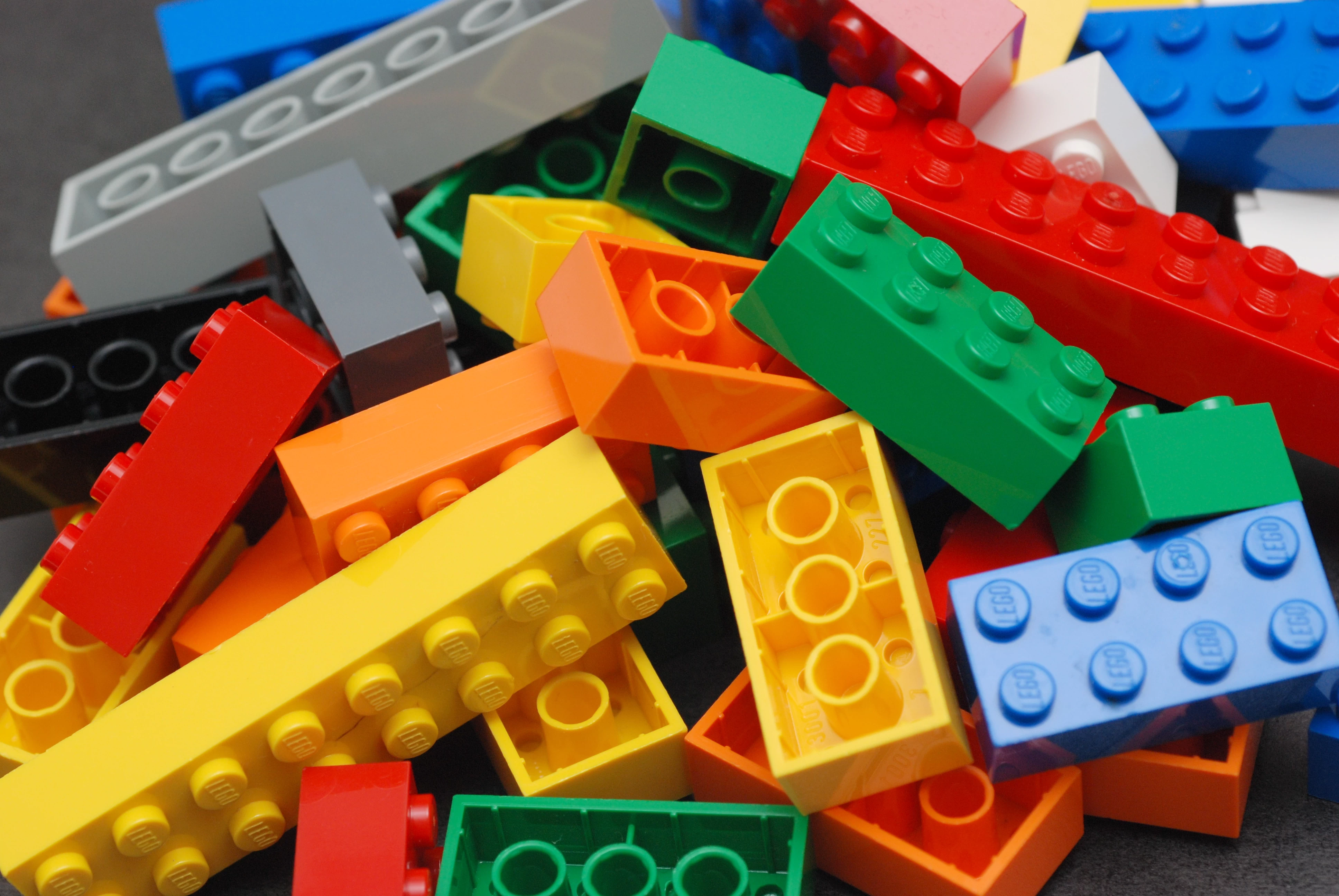 Lego Color Bricks | LEGO | [บทความ] มาดูวิวัฒนาการของโลโก้ระดับโลก LEGO พ่อมดแห่งตัวต่อพลาสติก!!!