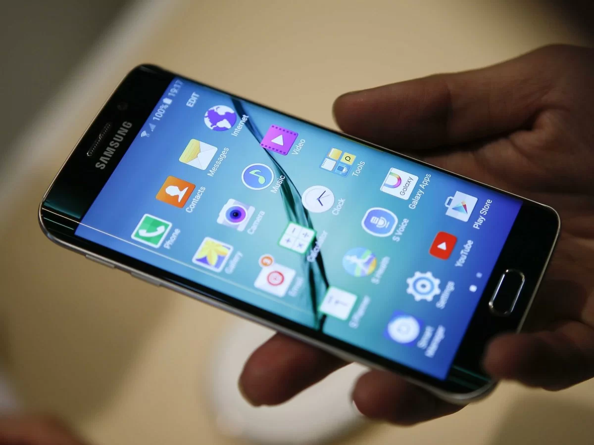 samsung galaxy s6 4 | galaxy s6 edge | [ข่าว] Samsung Galaxy S6 Edge สีทองเปลี่ยนโลโก้ใหม่ แค่เพิ่มขอบให้หนาขึ้น เพื่อให้อ่านโลโก้ออกเมื่อแสงสะท้อน จบข่าว