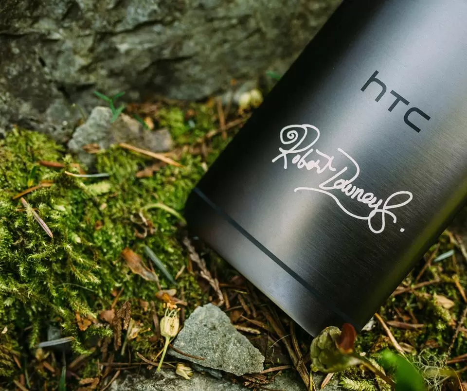 HTC One M9 with Robert Downey Jr.s signature etched on the back 1 | Iron Man | HTC จัดประกวดแจก HTC One M9 พร้อมลายเซ็น Robert Downey Jr.(Iron Man) 7 เครื่อง