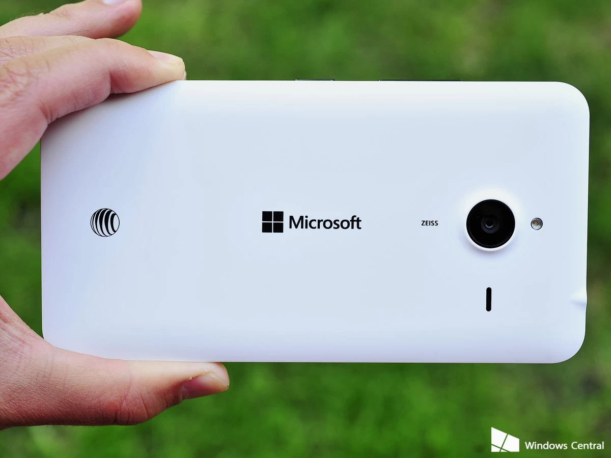 Lumia 640 xl white att back | Bloomberg | Microsoft จะทำสมาร์ทโฟนของตัวเองต่อไปอย่างน้อยอีก 2 ปี