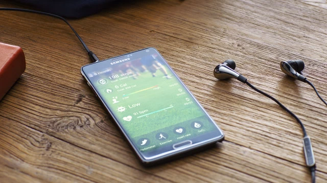 Samsung Galaxy Note 4 charging table | Hi-End | Samsung Galaxy Note 5 อาจมาพร้อมกับ S6 Edge Plus ช่วงเดือนสิงหาคมนี้