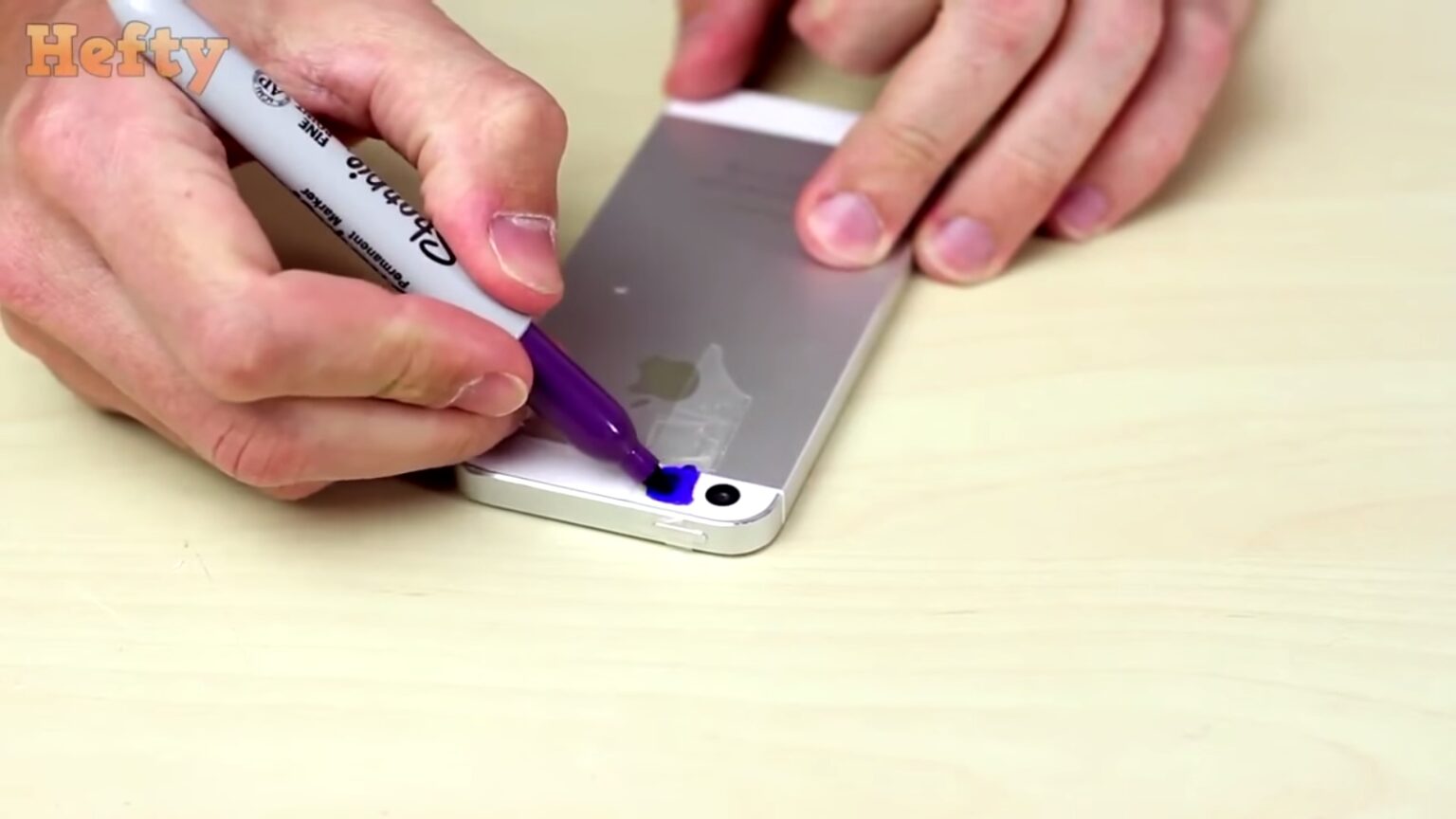 วิธีสร้างไฟ Blacklight สำหรับตรวจหาสิ่งที่ตามองไม่เห็นด้วยโทรศัพท์และปากกาเคมี