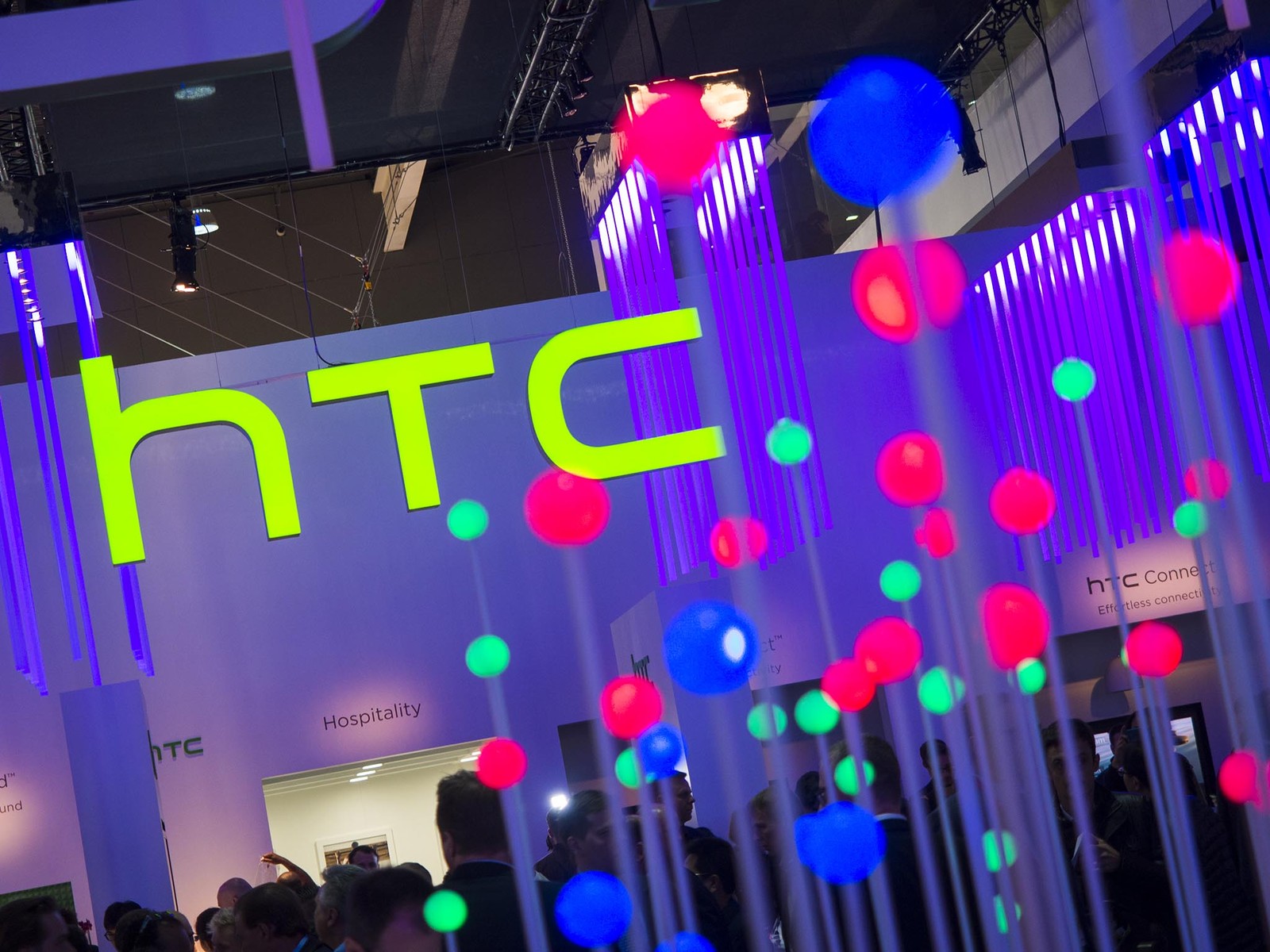 htc logo balls angle mwc2015 hero | Investors | ราคาหุ้น HTC ร่วงสูงสุดในรอบหลายปีนักลงทุนชี้บริษัทมีมูลค่าน้อยกว่าเงินสดที่บริษัทมีในธนาคาร