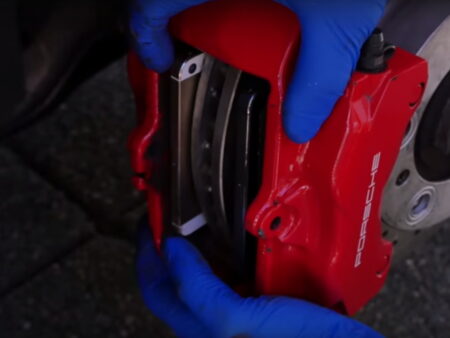 จะเกิดอะไรขึ้นเมื่อ iPhone ถูกนำมาแทนที่ผ้าเบรกของ Porsche 911??