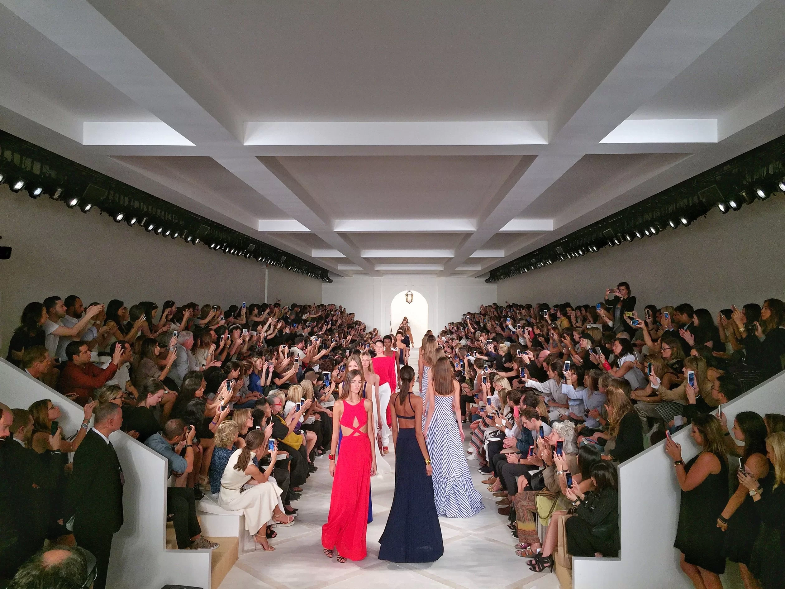 ภาพถ่ายงาน New York Fashion Week ด้วย iPhone 6s สวยงามคมชัดแค่ไหนไปดู 1 243529 | 12 MP | ภาพถ่ายงาน New York Fashion Week ด้วย iPhone 6s สวยงามคมชัดแค่ไหนไปดู