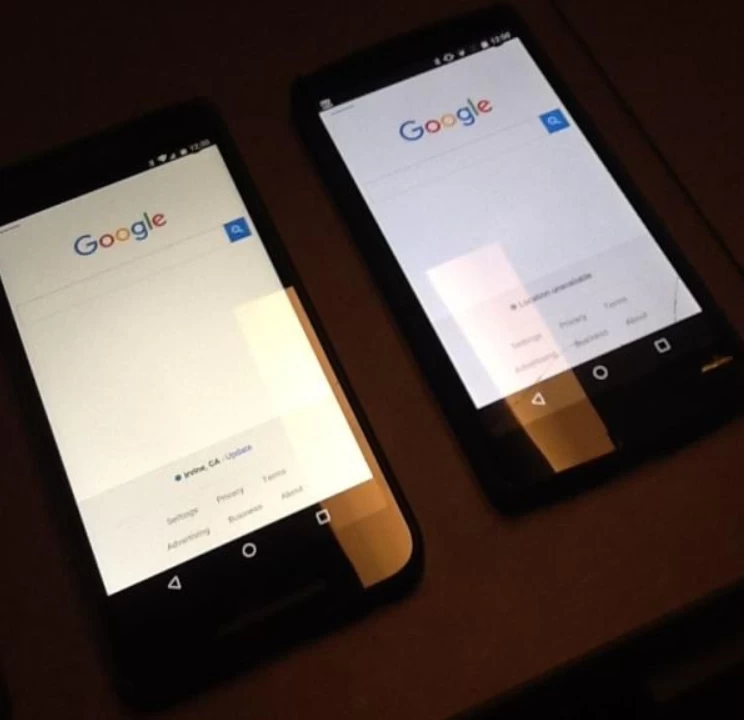 Affected Nexus 5X on left | Display | Nexus 5X พบปัญหาจอเหลืองในบางเครื่อง แต่ไม่ต้องห่วง Google ใจดีเปลี่ยนให้