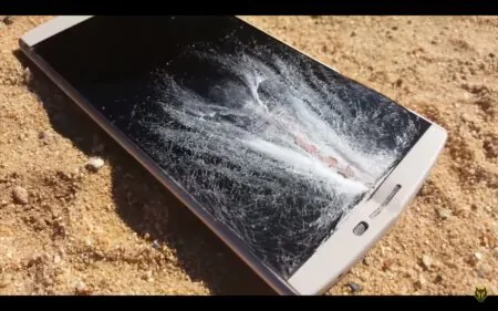 LG V10 หล่อนักเหรอ? เจอตั้งเป้ายิงด้วยปืนไรเฟิลหน่อยเป็นไง ดูสิว่าจะทนกระสุนได้สักกี่นัด? เชิญชมคลิปด้านใน