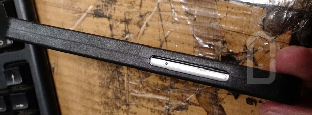 Is-the-mystery-phone-disguised-inside-this-case-the-LG-G5 (2)