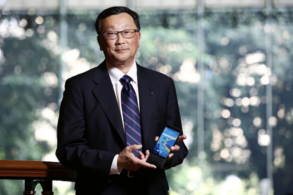 blackberry chief executive officer john chen with the blackberry priv smartphone | android os | BlackBerry คอนเฟิร์มแล้วปีนี้จะปล่อยสมาร์ทโฟนระบบปฏิบัติการ Android เพิ่มอีก