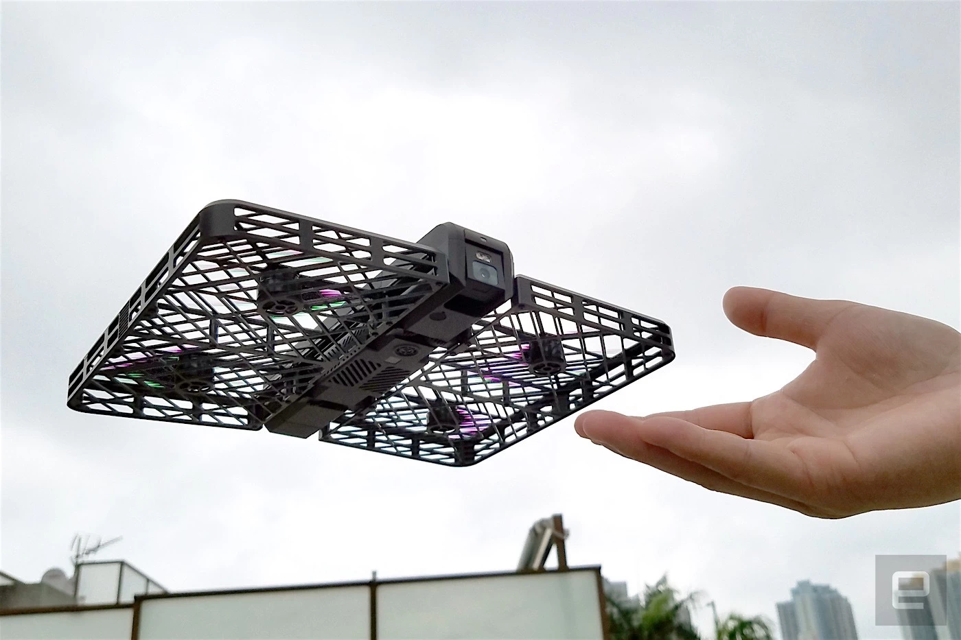 hover camera 2016 04 26 0 1 | Drone | มาแล้ว!! โดรนถ่ายเซลฟี่ Hover Camera กล้องความละเอียด 13 MP ถ่ายวิดีโอ 4K และบินตามเราได้