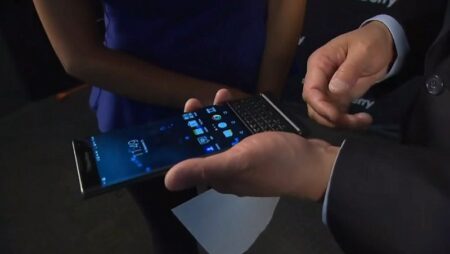 CEO BlackBerry ยืนยันถึงไม่ได้ผลิตฮาร์ดแวร์เอง แต่คีย์บอร์ด QWERTY จะยังไม่ตาย