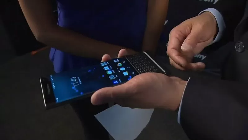 CEO BlackBerry ยืนยันถึงไม่ได้ผลิตฮาร์ดแวร์เอง แต่คีย์บอร์ด QWERTY จะยังไม่ตาย 1 blackberry priv john chen bnn | BB | CEO BlackBerry ยืนยันถึงไม่ได้ผลิตฮาร์ดแวร์เอง แต่คีย์บอร์ด QWERTY จะยังไม่ตาย