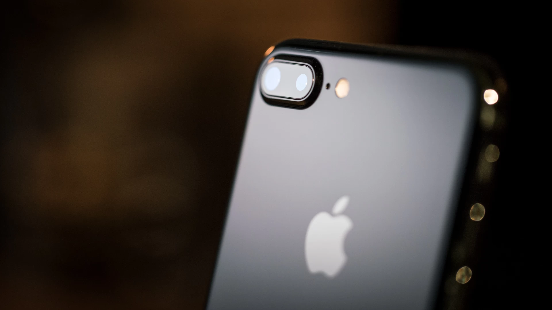 iphone7plus review adam 2 100685513 orig | Counterpoint | ครั้งแรกในรอบ 5 ปี Apple iPhone พลาดแชมป์สมาร์ทโฟนขายดีที่สุดในจีน