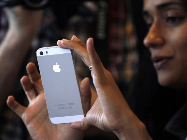 woman iphone 5s reuters | apple | Apple ขยับขึ้นที่ 10 ยอดขายในอินเดีย เคลมเป็นผู้นำสมาร์ทโฟนพรีเมี่ยม